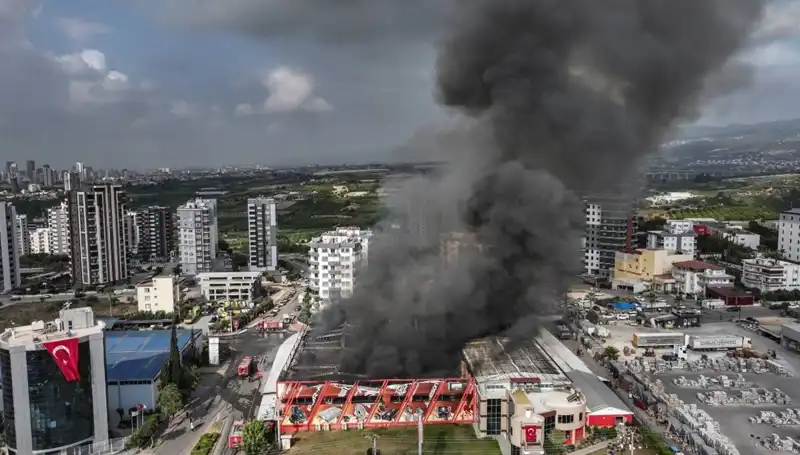 Mersin'de Fabrika Yangını: TOMA ve İtfaiyeden Cesur Mücadele