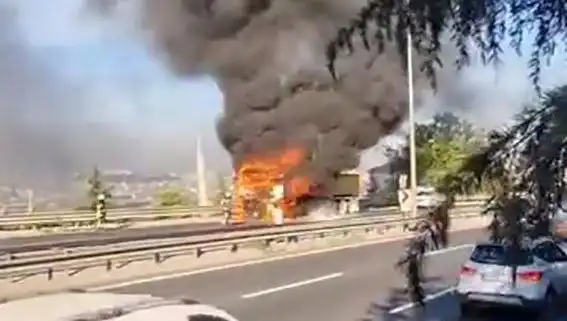 D-100 Karayolu'nda TIR Yangını: Trafik Hızla Kitlendi!
