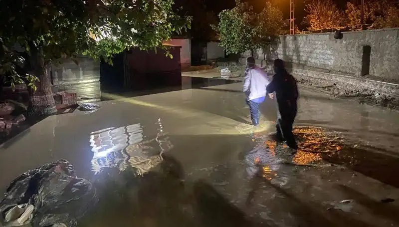 20 Dakikalık Şiddetli Yağış Sonrası Sel Felaketi: Evler Boşaltıldı ve Çöktü