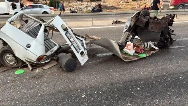 Bariyere Çarpan Araçta Feci Kaza: Can Kaybı ve Yaralı Var!