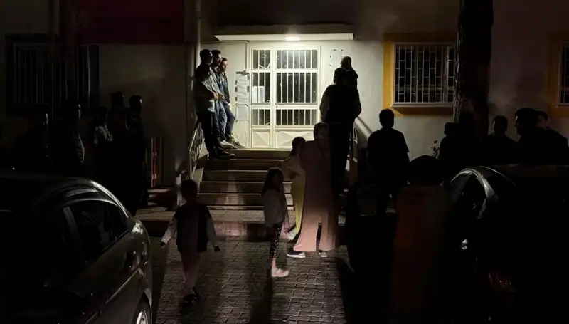 Anaokulu kaydı için gece yarısı sıraya giren veliler dikkat çekti