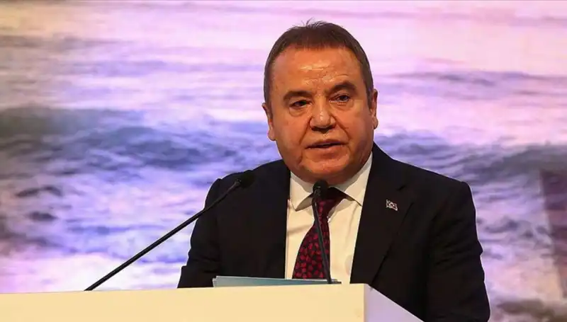Antalya'nın Parlayan Yıldızı: Muhittin Böcek'in Hayatı ve Siyasi Kariyeri