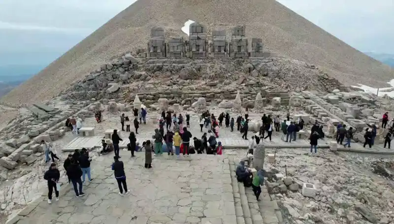 Bayramda Nemrut Dağı'na Akın: Yerli ve Yabancı Turistlerin Dolu Dizgin Seyahati
