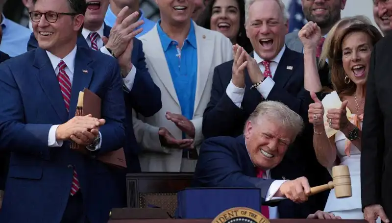 Trump, 'Büyük, Güzel Yasa Tasarısı'nı İmzaladı: Neler Değişiyor?