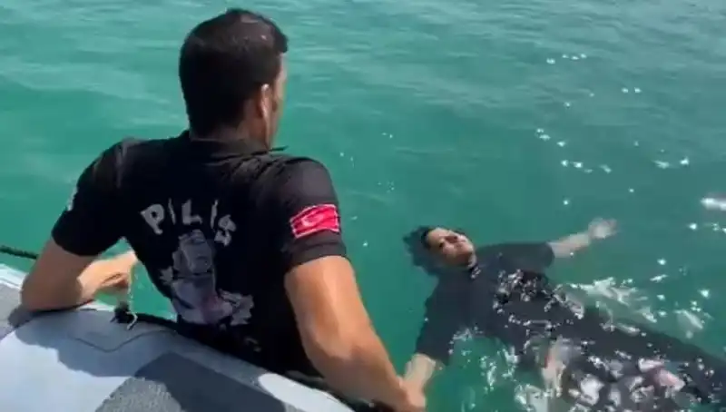 Baraj Gölünde Tehlike: Düşen Kadını Gemi Adamları Kurtardı