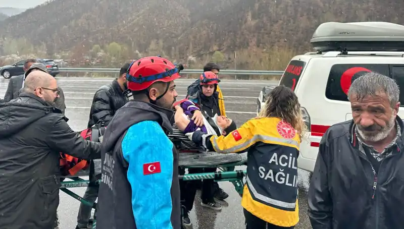 Otomobil İstinad Duvarına Çarptı: 5 Kişi Yaralandı, Olayın Detayları Şok Edici!