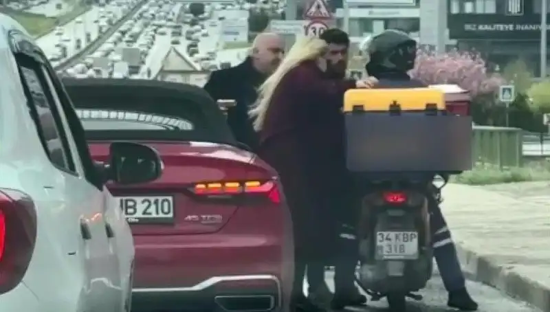 D-100 Karayolu'nda Büyükanne ve Motokurye Arasındaki Silahlı Tartışma Korkuttu!