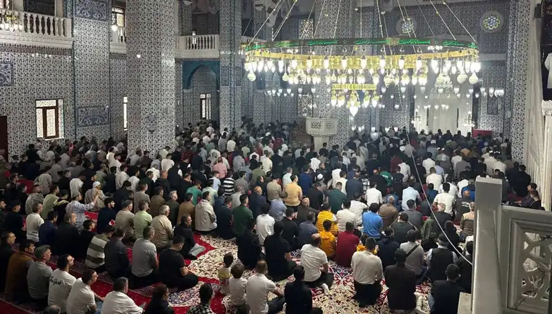 Iğdır'da İlk Bayram Namazı Coşkuyla Kılındı: Kalabalık ve Renkli Anlar
