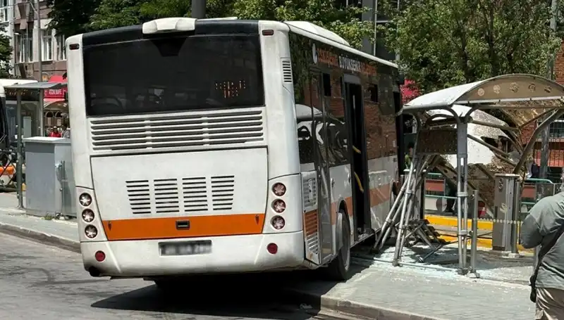 Belediye Otobüsü Tramvay Durağına Girdi: Olay Anının Detayları Ortaya Çıktı