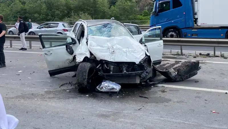 Dikkatsizliğin Bedeli: Araç Beton Kanala ve Bariyerlere Çarptı, 3 Yaralı!