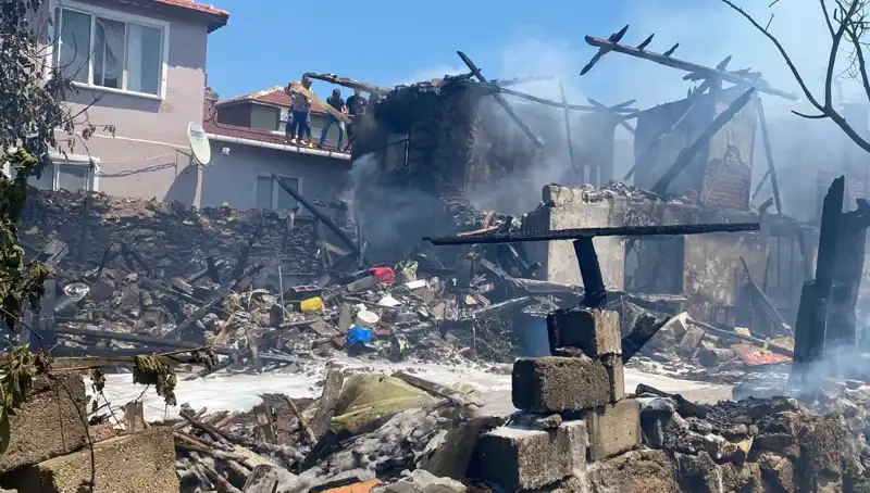 Kırklareli'nde Yangın Dehşeti: İtfaiye Eri Korkunç Bir Olayda Yaralandı