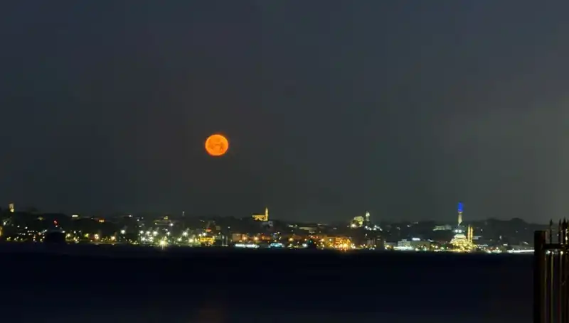 Çilek Dolunayı: İstanbul'un Gökyüzünde Eşsiz Bir Manzara