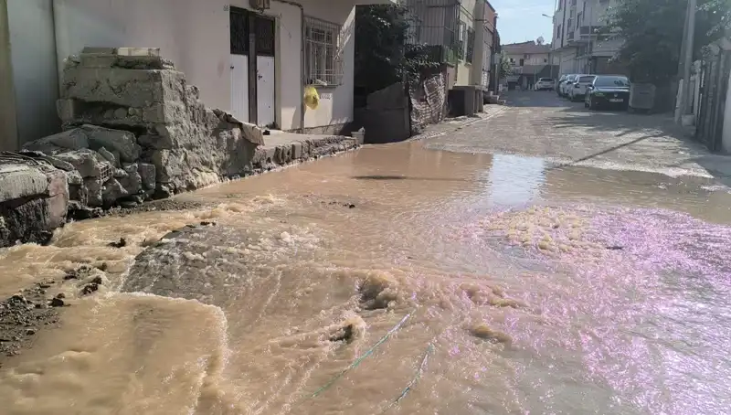 İlçede İçme Suyu Hattı Patladı: Çarşıda Su Baskını Paniği!