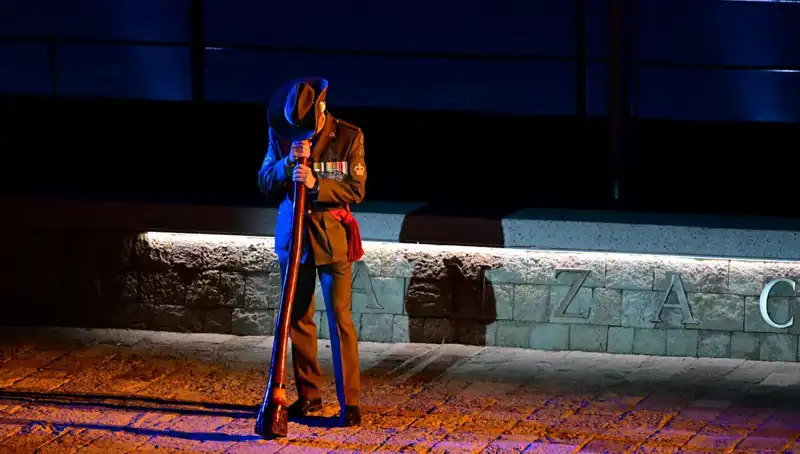 Anzak Koyu'nda Duygusal "Şafak Ayini" Töreni ile Geçmişe Saygı