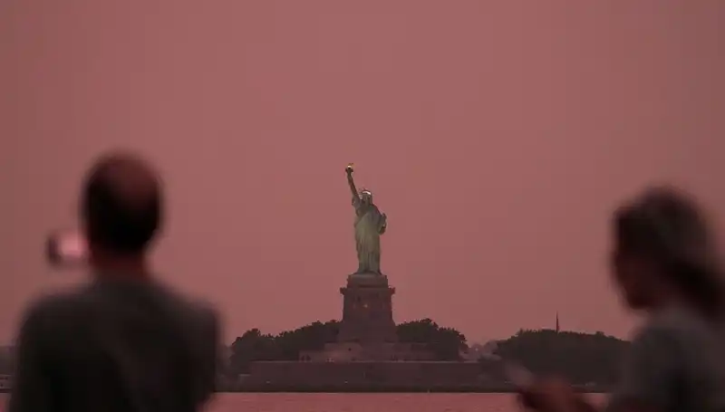 Kanada Yangınlarından Yükselen Duman New York'u Sarmaladı