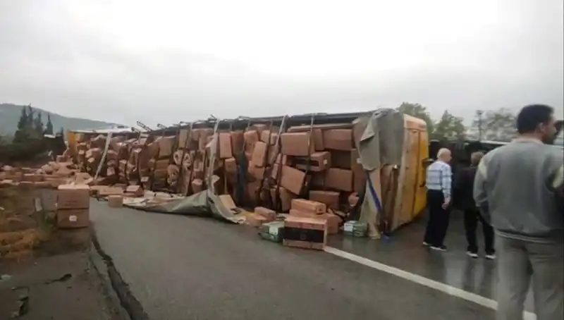 TEM Otoyolu'nda TIR Devrildi, Ankara Yönü Kapalı Kalacak mı?