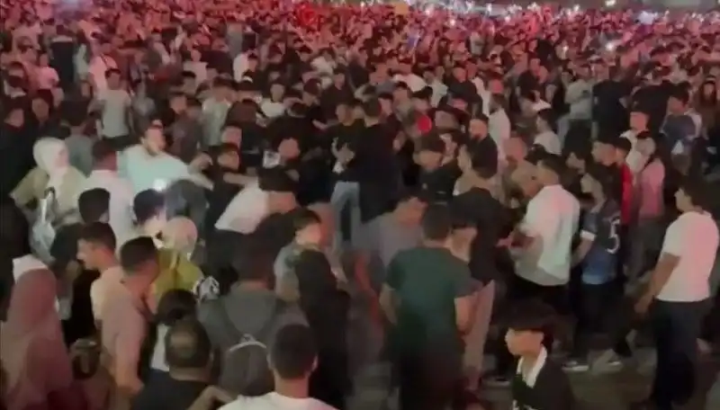 Duygusal Konsere Damsız Kargaşa: Üç Genç Yaralı