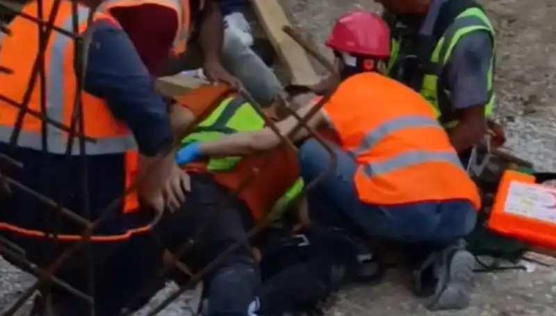 Adana'da İnşaatta Yaşanan Kaza: İki İşçi Yaralandı, Durumu Ciddi Mi?
