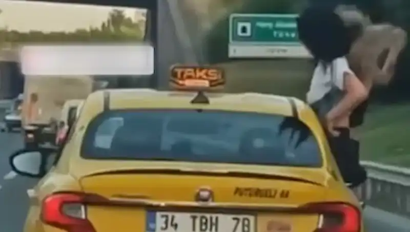 TEM Otoyolu'nda Şok Eden Olay: Taksinin Camından Sarkan Gençler