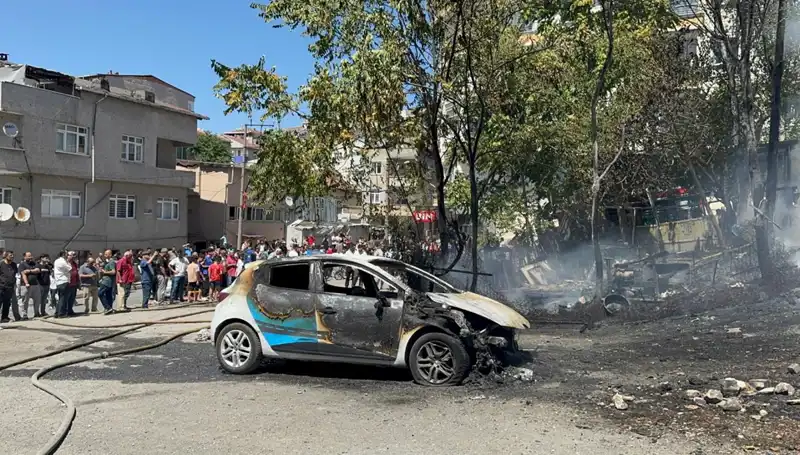Gecekondu Yangını: İki Araç Kül Olurken, Yangının Nedeni Merak Ediliyor