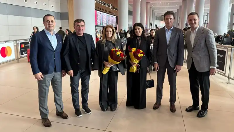 Hagi ve Popescu, İstanbul'da Galatasaray'a Duygusal Bir Ziyaret Gerçekleştirdi