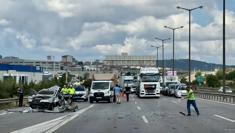 Otoyolda Trafiği Durduran Kaza: Üç Kişi Araçta Sıkıştı, Neler Yaşandı?