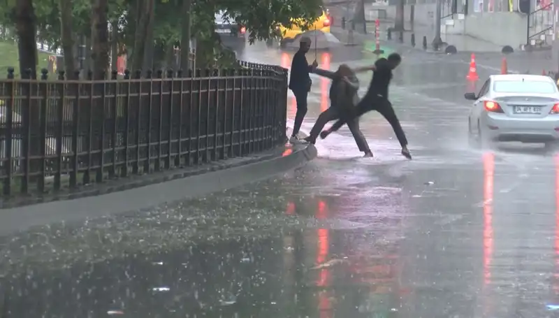 İstanbul ve İzmir'de Meteorolojiden Turuncu Kodlu Alarm: Neler Oluyor?