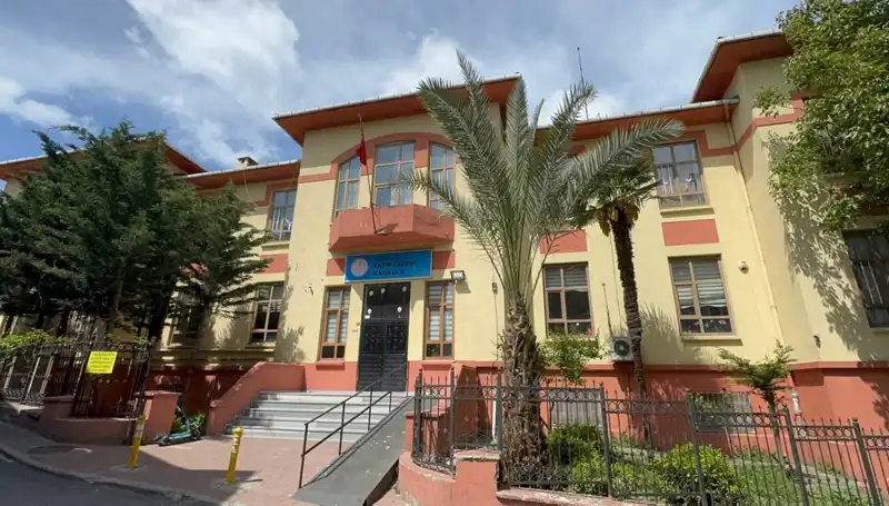 Depremde Hasar Gören Okullar Boşaltıldı: Öğrenciler İçin Ne Anlama Geliyor?