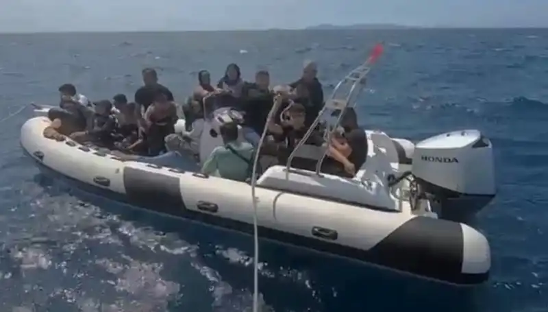 Ege Denizi'nde 15 Düzensiz Göçmen Kurtarıldı: Yeni Bir Umut Hikayesi