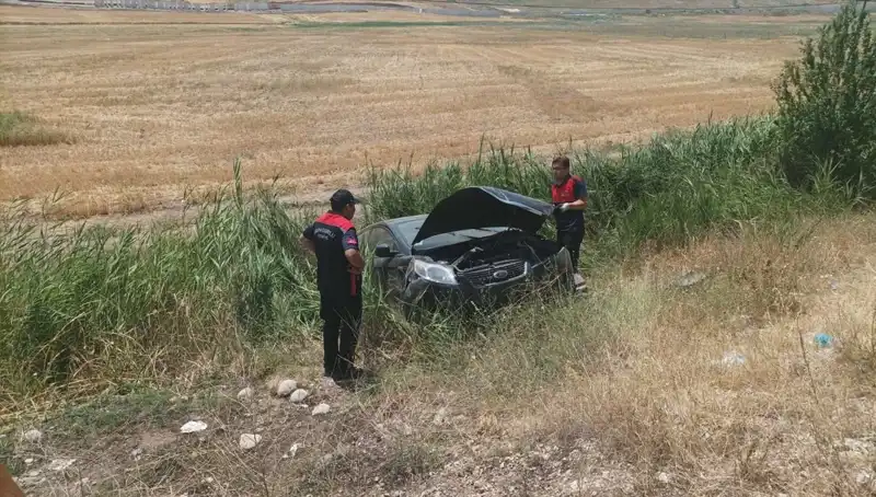 Otomobil Şarampole Uçtu: İki Kişinin Hayatı Tehlikede