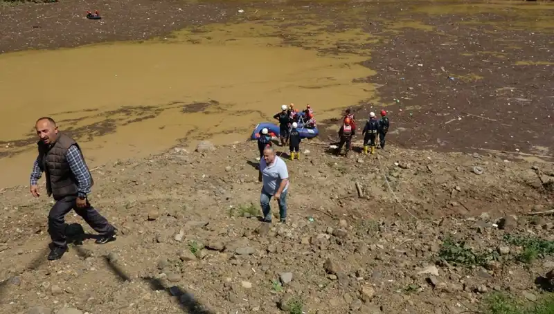 Trabzon'da Şok Olay: Selden Kaçarken Evinin Suyunu Tahliye Eden Adam
