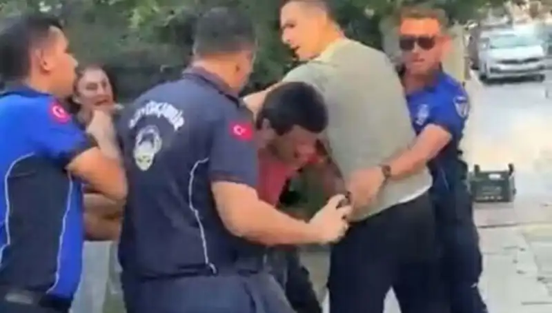 Sokak Ortasında Seyyar Satıcıya Zabıta Tarafından Yapılan Dayak Olayı