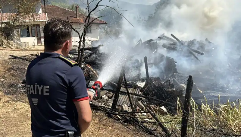 Evdeki Yangın Ormancı Tehlikesiyle Yüz Yüze Bıraktı: Ekipler Seferber Oldu
